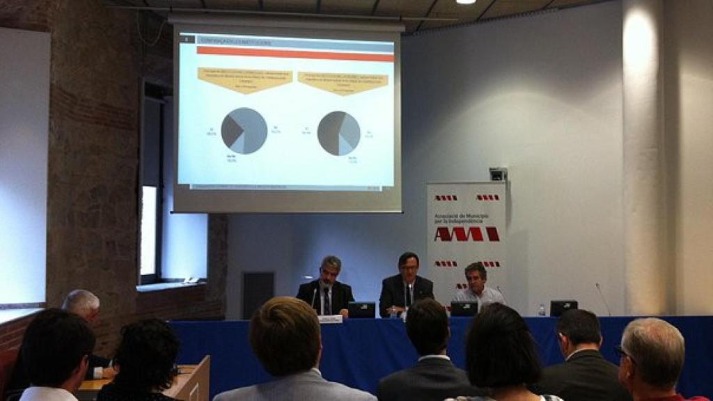 Vila d'Abadal, acompañado de los dos vicepresidentes de la AMI, durante la presentación de la encuesta