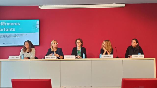 Laura Freijo, Gemma Martínez, Paola Galbany, Núria Benet y Margarita Manresa durante la presentación del proyecto Infermeres Parlants en el Colegio Oficial de Enfermeras de Barcelona / HUGO SÁNCHEZ - CG