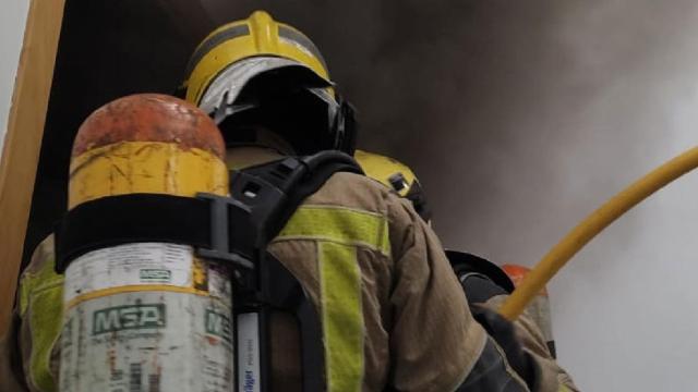 Un bombero extingue un incendio, como el ocurrido este jueves en un piso del Poblenou, que se ha saldado con un herido leve y dos animales muertos  / BOMBERS DE LA GENERALITAT