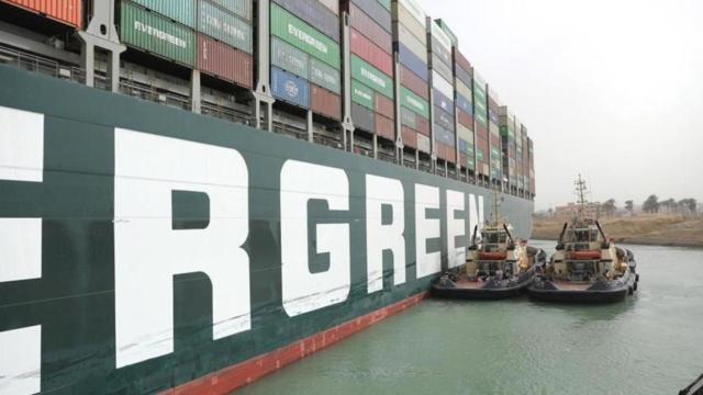 El Ever Given, el carguero que ha provocado la suspensión de la navegación en el Canal de Suez / EFE