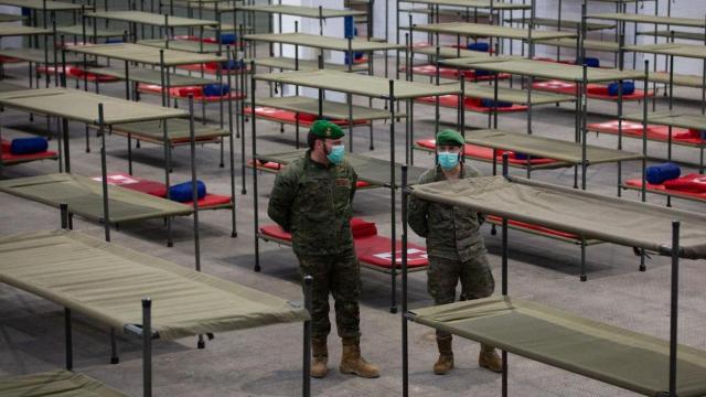 Camas para acoger a sintecho en la Fira de Barcelona/ DAVID ZORRAKINO-EUROPA PRESS