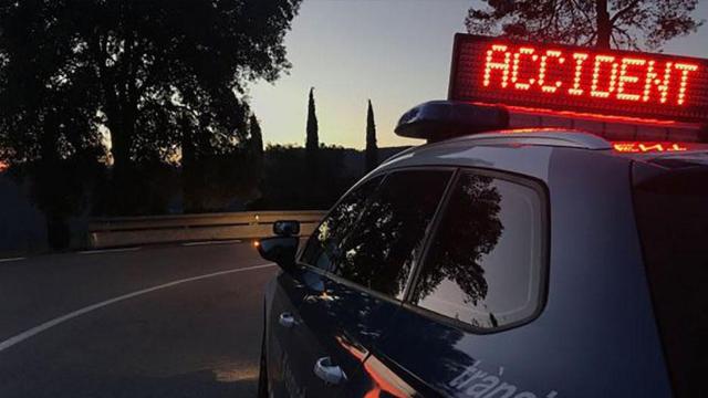 Un coche de Trànsit marca el lugar del accidente de uno de los motoristas / TRÀNSIT