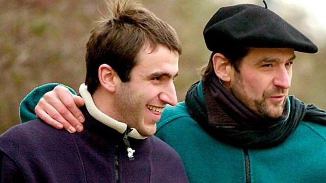 Josu Ternera (d) junto a su hijo en una foto de archivo / EFE