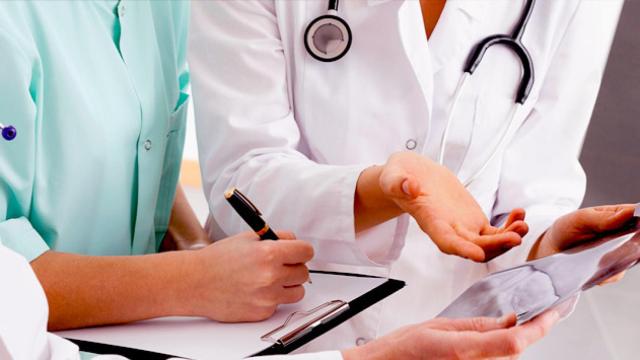 Imagen de varios médicos analizando unos resultados