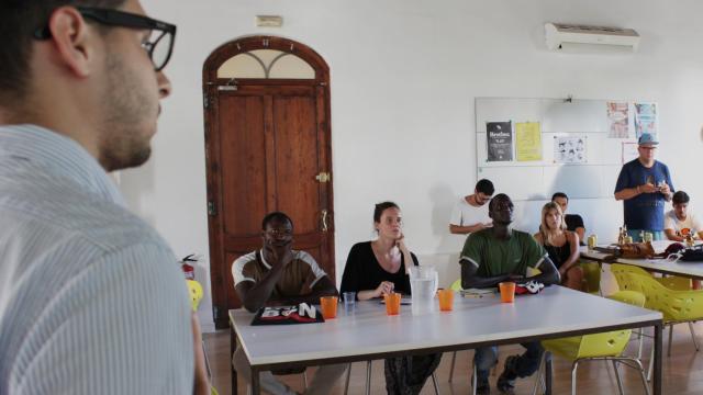 Representantes de la marca Top Manta escuchan las ideas de los creativos publicitarios / BROTHER BARCELONA