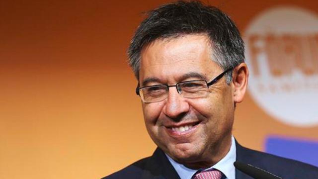 El presidente del FC Barcelona, Josep Maria Bartomeu, aplaude durante el coloquio dentro de los actos de conmemoración del 25 aniversario de la primera Copa de Europa del FC Barcelona, conseguida en el estadio de Wembley en 1992 / EFE