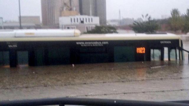 Un autobús atrapado por el temporal en Málaga el domingo / @alecarballo79