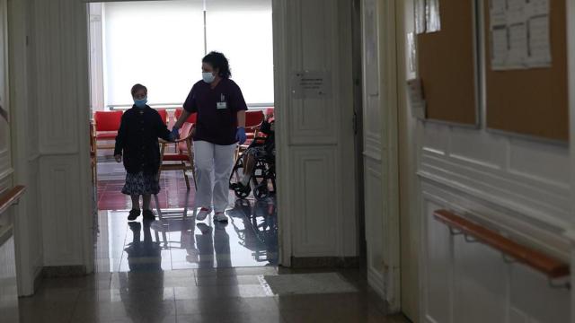 Imagen de una usuaria de una residencia asistida por el personal sanitario, con precariedad laboral / EP