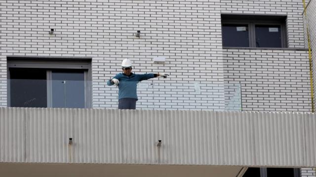 Un operario realiza trabajos en una obra en construcción / EP