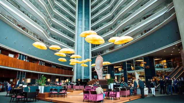 Vista interior del 'hall' del Fairmont Juan Carlos I antes de la pandemia / CG