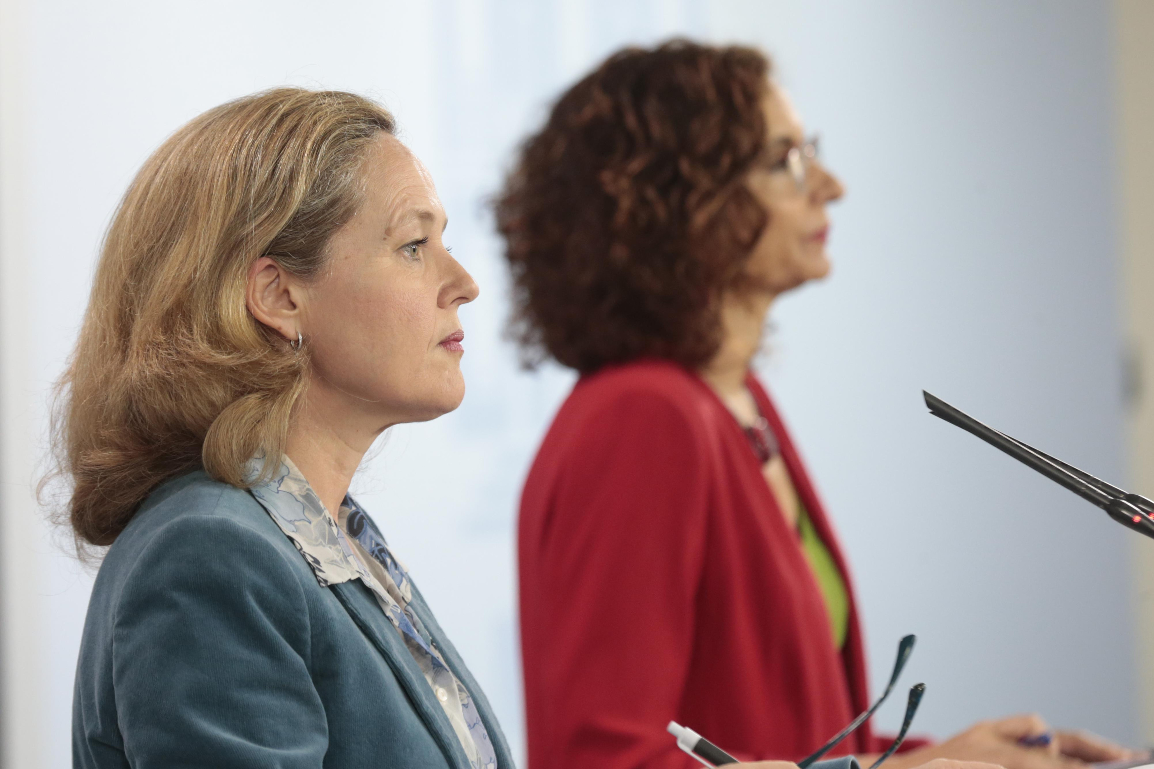 La ministra de Economía, Nadia Calviño, junto a la ministra de Hacienda, María Jesús Montero, encargadas de los créditos ICO