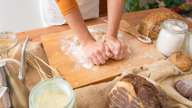 Un chico prepara un postre en su cocina llena de gadgets para la repostería / FREEPIK