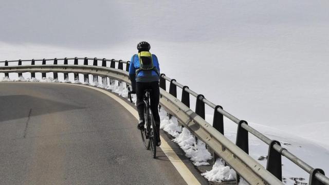 Ciclista ascendiendo uno de los puertos de montaña en Cataluña / pasja1000 EN PIXABAY