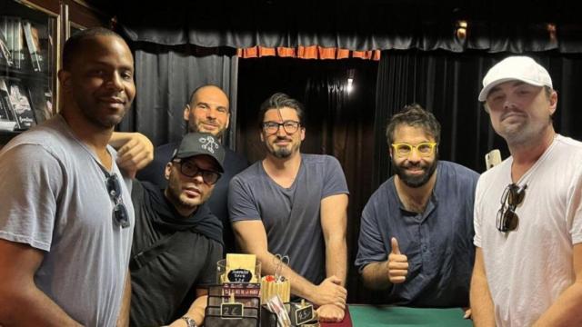 Leonardo DiCaprio y sus amigos con el mago Pere Rafart en El Rei de la Màgia / INSTAGRAM