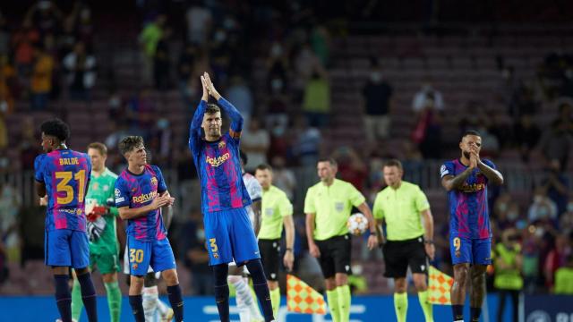 Piqué aplaude tras caer ante el Bayern, partido por el que las redes fusilaron a un capitán del Barça / EFE