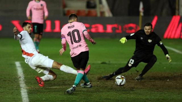 Messi ante el portero del Rayo Vallecano en la Copa del Rey / FC BARCELONA