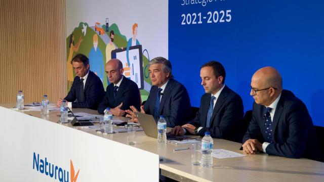 Francisco Reynés (centro), presidente de Naturgy, flanqueado por Carlos Vecino y Pedro Larrea (izq.) y por Steven Fernández y Carlos Barredo