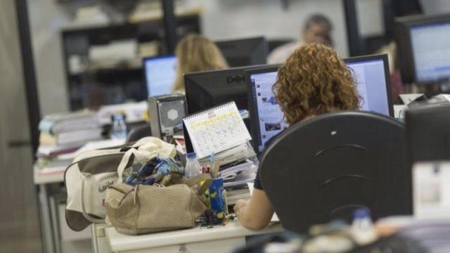 Una mujer trabajando para ilustrar la brecha salarial / EFE