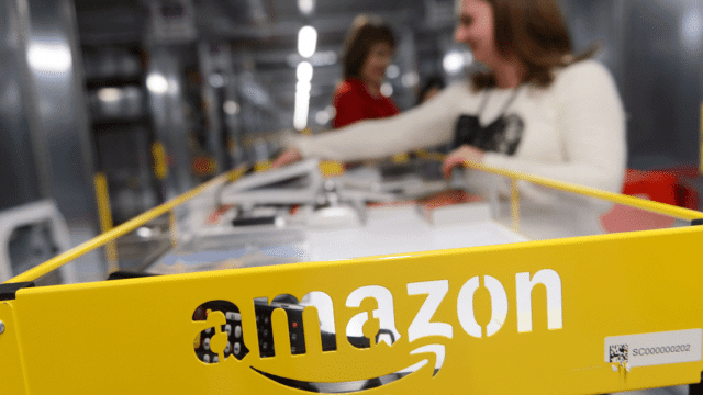 Interior de un centro logístico de Amazon / EFE