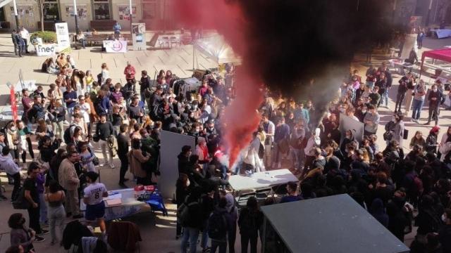 Acoso a una parada informativa de S'ha Acabat! en la UPF