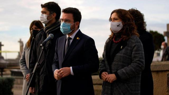Pere Aragonès (c), presidente catalán, en la tumba del president Macià en Barcelona / EP