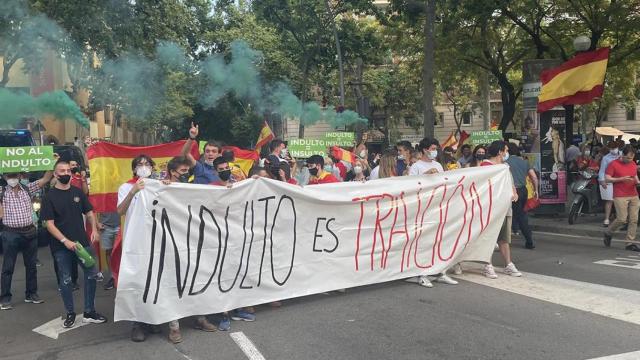 Unas 200 personas protestan en la plaza Artós en contra de los indultos / EP