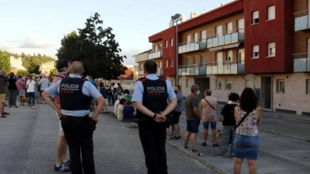 Protesta de vecinos en Sant Vicenç de Castellet, Barcelona, contra las okupaciones / 324