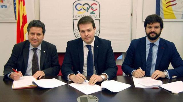 Gerard Esteva (d), que suena como candidato del partido de Carles Puigdemont, junto a Gerard Figueras (c) en un acto deportivo