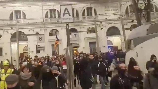 Independentistas entrando en la estación de Francia de Barcelona para ocupar las vías / TWITTER