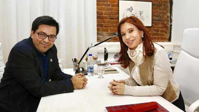 El primer teniente de alcalde de Barcelona, Gerardo Pisarello con la expresidenta argentina Cristina Fernández de Kirchner / TWITTER