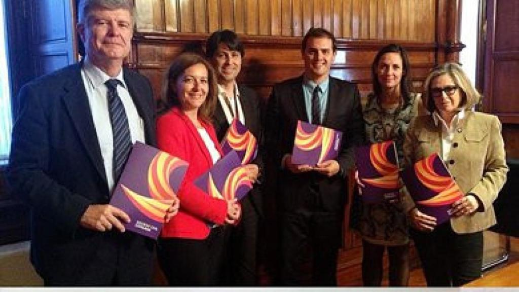 Miembros de Sociedad Civil Catalana con representantes de PSC (arriba), Ciudadanos y CiU