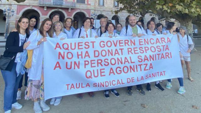 Miembros de la mesa sindical de la Sanidad catalana frente al Parlament de Cataluña / SAE