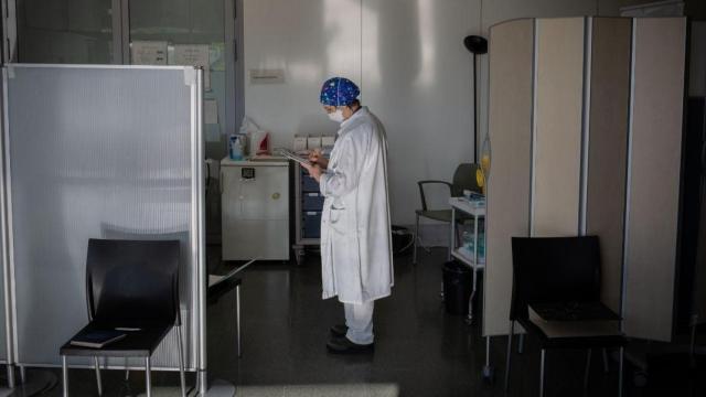 Una enfermera durante la preparación de la vacuna contra el Covid-19 / David Zorrakino (EP)