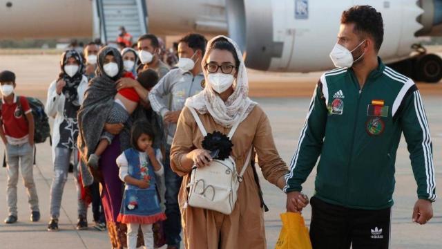 Llegan a Madrid otros 110 afganos evacuados de Kabul en un segundo avión del Ejército / Mariscal (EFE)