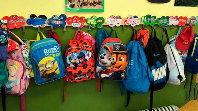 Mochilas de niños en un centro infantil / CG