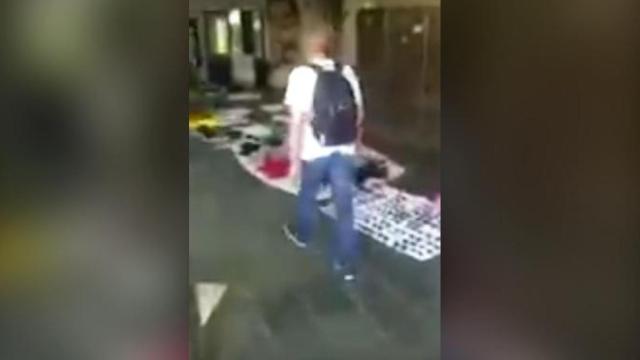 El mercadillo de manteros en la estación de Metro de plaza de Cataluña tras la agresión a un turista ayer / CG