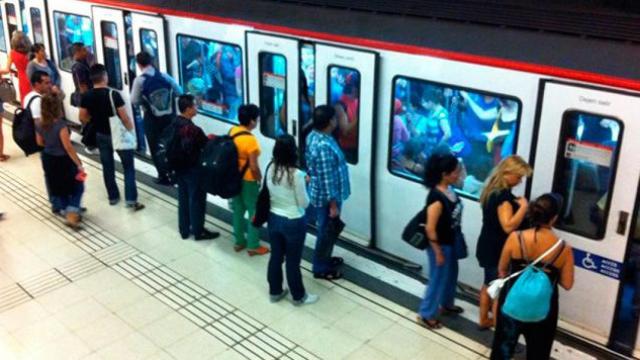 Imagen de la saturación del metro de Barcelona en el undécimo lunes de huelga / EP