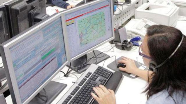 Una trabajadora del teléfono de emergencias 112 / EFE