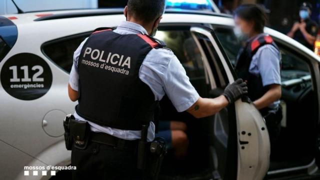 Agentes de los Mossos se llevan a unos detenidos / MOSSOS