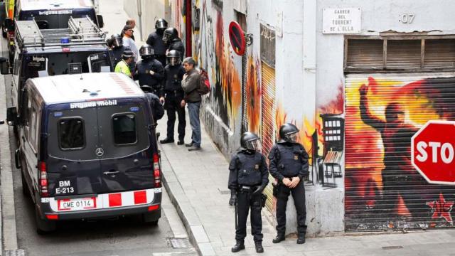 Los Mossos, durante la desokupación de un bloque en Barcelona / CG