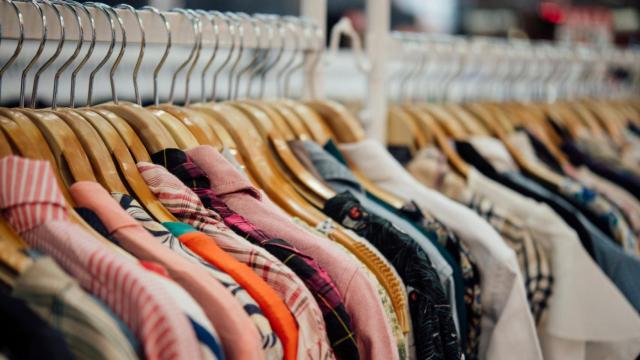 Ropa ecológica en tienda sostenible / FREEPIK