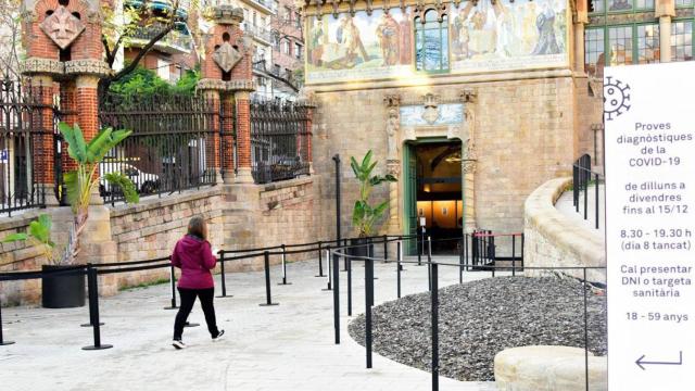 Una mujer entra en el recinto modernista del Hospital de Sant Pau durante un cribado contra el virus / EP