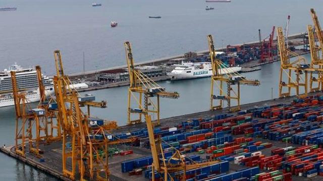 Las grúas de una terminal del puerto de Barcelona, paradas en la segunda jornada de huelga de los estibadores / TWITTER