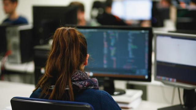 Una persona trabaja en una empresa en Cataluña / EP