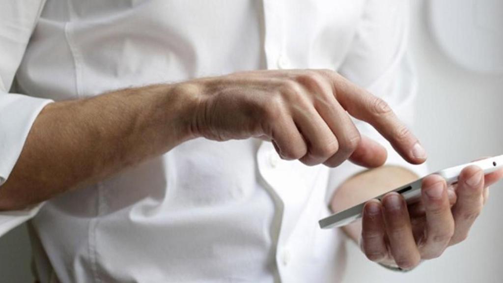 Un hombre consulta una aplicación móvil