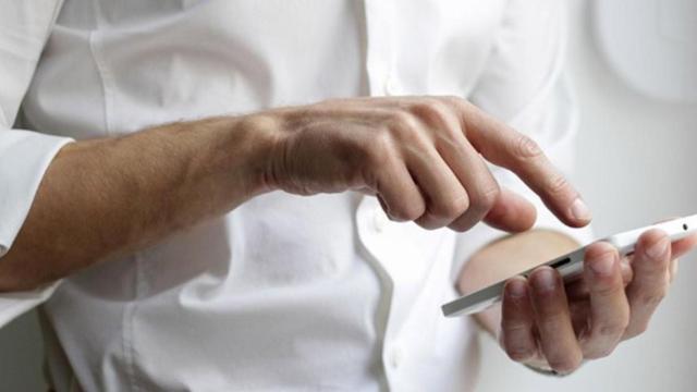 Un hombre consulta una aplicación móvil