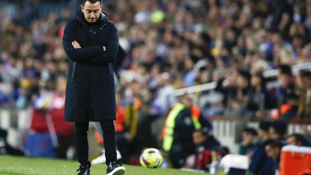Xavi Hernández, cabizbajo durante el partido contra el Girona / EFE