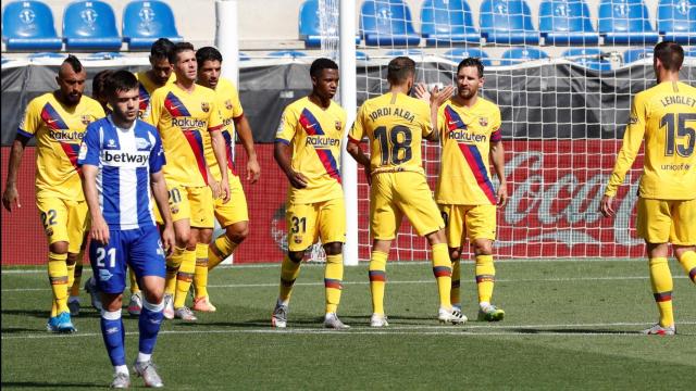 Messi, Ansu y Riqui celebrando un gol del Barça contra el Alavés / EFE