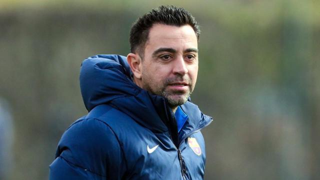 Xavi Hernández, mirando con atención uno de los entrenamientos del Barça / FCB