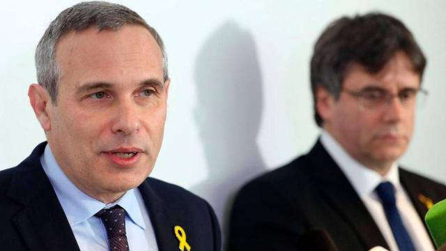 Josep Lluís Alay (i), jefe de la oficina de Carles Puigdemont, en un acto con el 'expresident' fugado / EFE